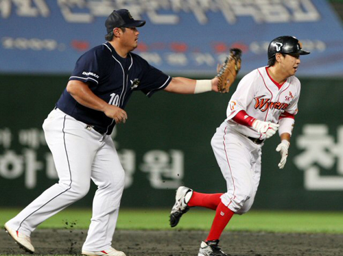 27일 인천 문학구장에서 열린 프로야구 SK 와이번스-두산 베어스의 경기. 3회말 무사 1루에서 1타점 적시 2루타를 때린 SK 나주환이 2, 3루간에서 두산 최준석에게 태그 아웃되고 있다. 