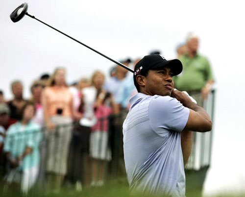 27일(현지시각) 미국 뉴저지주 저지시티의 리버티 내셔널 골프장에서 열린 미국프로골프(PGA) 투어 플레이오프 첫번째 대회 바클레이스 1라운드에서 타이거 우즈가 그의 샷을 바라보고 있다. 