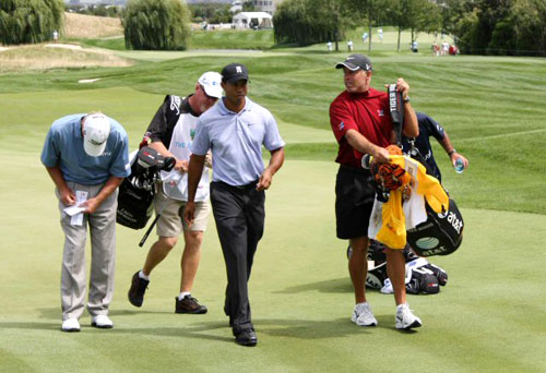 '골프황제' 타이거 우즈가 27일(현지시간) 미국 뉴저지주 저지시티의 리버티 내셔널 골프장에서 열린 미국프로골프(PGA) 투어 플레이오프 바클레이스 1라운드 경기를 모두 마친 뒤 걸어나오고 있다. 