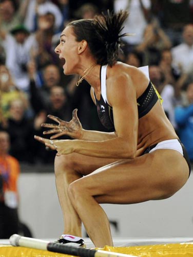 28일(현지시간) 스위스 취리히 레치그룬트 스타디움에서 열린 2009 국제육상경기연맹(IAAF) 골든리그 5차 시리즈 ‘벨트클라세 취리히’ 여자 장대높이뛰기, 러시아의 미녀새 옐레나 이신바예바가 5ｍ06의 세계신기록을 기록한 후 환호하고 있다. 
