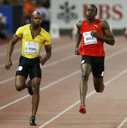 28일(현지시간) 스위스 취리히 레치그룬트 스타디움에서 열린 2009 국제육상경기연맹(IAAF) 골든리그 5차 시리즈 ‘벨트클라세 취리히’ 남자 100m, 자메이카의 우사인 볼트(오른쪽)와 아사파 파월이 역주하고 있다. 