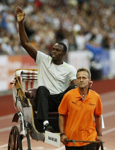 28일(현지시간) 스위스 취리히 레치그룬트 스타디움에서 열린 2009 국제육상경기연맹(IAAF) 골든리그 5차 시리즈 ‘벨트클라세 취리히’ , 남자 단거리 최강자 우사인 볼트(자메이카)가 입장하고 있다. 