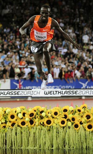 28일(현지시간) 스위스 취리히 레치그룬트 스타디움에서 열린 2009 국제육상경기연맹(IAAF) 골든리그 5차 시리즈 ‘벨트클라세 취리히’ 남자 3000m 장애물달리기, 케냐 에제키엘 켐보이가 역주하고 있다. 