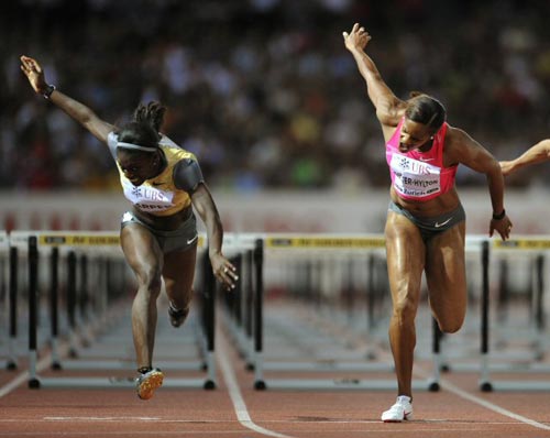 28일(현지시간) 스위스 취리히 레치그룬트 스타디움에서 열린 2009 국제육상경기연맹(IAAF) 골든리그 5차 시리즈 ‘벨트클라세 취리히’  여자 100m 허들, 자메이카 브리짓 포스터 힐튼(오른쪽)이 미국 던 하퍼 보다 앞서 1위로 결승선을 통과하고 있다. 