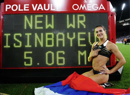 28일(현지시간) 스위스 취리히 레치그룬트 스타디움에서 열린 2009 국제육상경기연맹(IAAF) 골든리그 5차 시리즈 ‘벨트클라세 취리히’ 여자 장대높이뛰기, 러시아의 미녀새 옐레나 이신바예바가 5ｍ06의 세계신기록을 기록한 후 전광판 앞에서 기념촬영을 하고 있다. 