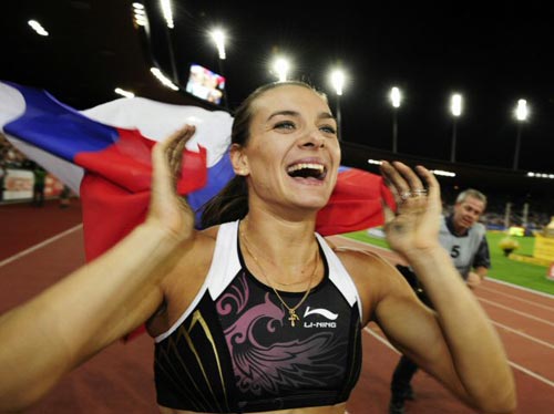 28일(현지시간) 스위스 취리히 레치그룬트 스타디움에서 열린 2009 국제육상경기연맹(IAAF) 골든리그 5차 시리즈 ‘벨트클라세 취리히’ 여자 장대높이뛰기, 러시아의 미녀새 옐레나 이신바예바가 5ｍ06의 세계신기록을 기록한 후 자국 국기를 든채 세리머니를 펼치고 있다. 