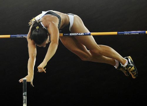 28일(현지시간) 스위스 취리히 레치그룬트 스타디움에서 열린 2009 국제육상경기연맹(IAAF) 골든리그 5차 시리즈 ‘벨트클라세 취리히’ 여자 장대높이뛰기, 러시아의 미녀새 옐레나 이신바예바가 바를 넘고 있다. 