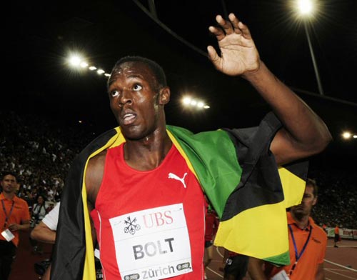 28일(현지시간) 스위스 취리히 레치그룬트 스타디움에서 열린 2009 국제육상경기연맹(IAAF) 골든리그 5차 시리즈 ‘벨트클라세 취리히’ 남자 100m, 자메이카의 우사인 볼트가 9초81의 기록으로 우승을 차지한 후 기뻐하고 있다. 