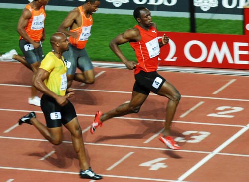 28일(현지시간) 스위스 취리히 레치그룬트 스타디움에서 열린 2009 국제육상경기연맹(IAAF) 골든리그 5차 시리즈 ‘벨트클라세 취리히’ 남자 100m, 자메이카의 우사인 볼트(오른쪽)가 아사파 파월 보다 앞서 1위로 결승선을 통과하고 있다. 