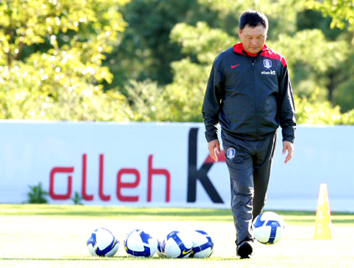 축구협회와 프로연맹의 갈등으로 해외파 선수들만 참가한 가운데 1일 경기도 파주NFC(대표팀트레이닝센터)에서 열린 축구대표팀 훈련에서 허정무 감독이 혼자 공을 만지고 있다. 
 