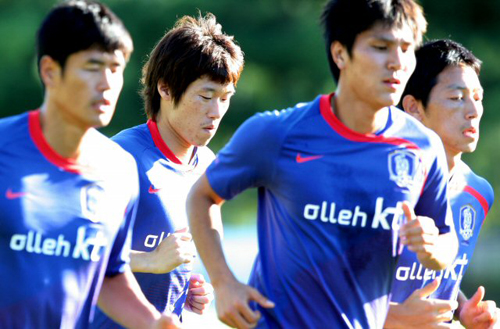 축구협회와 프로연맹의 갈등으로 해외파 선수들만 참가한 가운데 1일 경기도 파주NFC(대표팀트레이닝센터)에서 열린 축구대표팀 훈련에서 설기현(왼쪽부터), 박지성, 김동진, 김남일이 달리기로 몸을 풀고 있다. 