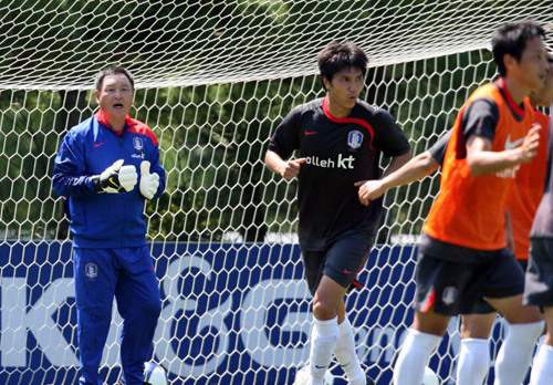  오는 5일 서울월드컵경기장에서 열리는 호주와의 평가전을 앞둔 축구 국가대표팀 선수들이 2일 경기도 파주 국가대표팀 트레이닝센터(NFC)에서 훈련을 하며 구슬땀을 흘렸다. 골키퍼로 변신한 허정무 감독이 미니게임 도중 선수들에게 지시하고 있다. 