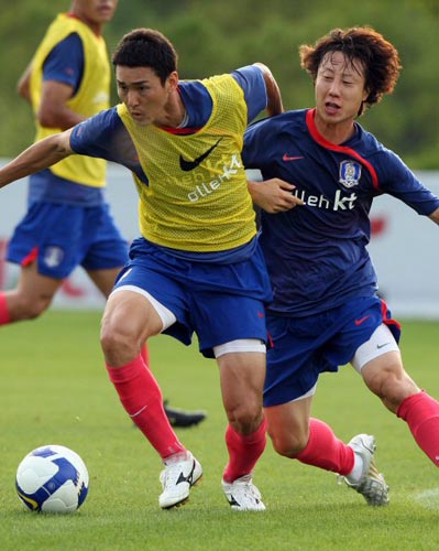 3일 오후 경기 파주 축구 대표팀 트레이닝센터(NFC)에서 축구 대표팀 이정수(왼쪽)와 이승현이 훈련 중 볼다툼을 벌이고 있다. 