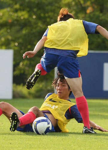 3일 오후 경기 파주 축구 대표팀 트레이닝센터(NFC)에서 축구 대표팀 조용형이 훈련 중 박지성에게 태클을 하고 있다. 