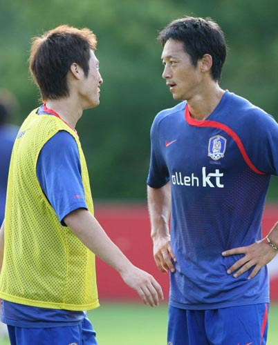 3일 오후 경기 파주 축구 대표팀 트레이닝센터(NFC)에서 축구 대표팀 박지성(왼쪽)과 김남일이 훈련 중 대화를 나누고 있다. 