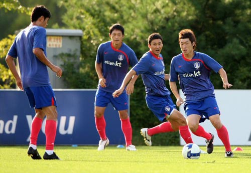 3일 오후 경기 파주 축구 대표팀 트레이닝센터(NFC)에서 박지성(오른쪽) 등 축구 대표팀 선수들이 훈련을 하고 있다. 