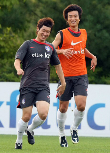  호주와 평가전을 하루 앞둔 4일 한국 축구국가대표 박지성과 이동국이 파주 NFC에서 훈련하고 있다. 