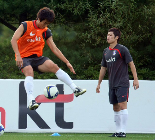 호주와 평가전을 하루 앞둔 4일 박지성, 이동국 등 한국 축구국가대표 선수들이 파주 NFC에서 훈련하고 있다. 