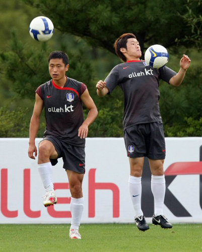 호주와 평가전을 하루 앞둔 4일 박지성 이영표 등 한국 축구국가대표 선수들이 파주 NFC에서 훈련하고 있다. 
 