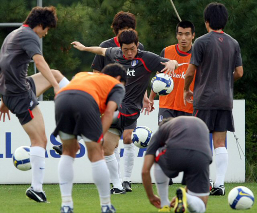 호주와 평가전을 하루 앞둔 4일 박지성 등 한국 축구국가대표 선수들이 파주 NFC에서 훈련하고 있다. 