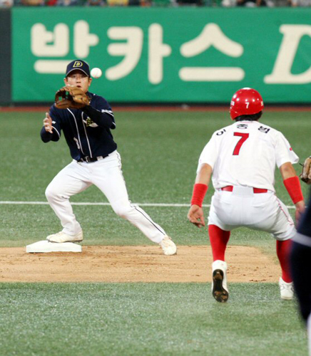 4일 광주 무등경기장에서 열린 2009 프로야구 기아 타이거즈와 두산 베어즈의 경기에서 1회말 기아 1루주자 이종범이 2번 이용규의 땅볼로 2루에서 아웃되고 있다. 