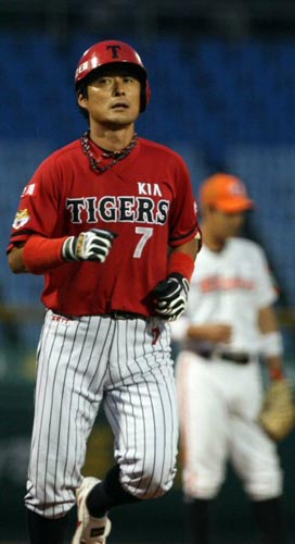 11일 대전 한밭야구장에서 열린 2009 프로야구 한화 이글스-기아 타이거즈 경기, 기아 이종범이 1회초 1점 홈런을 친 후 베이스를 돌고 있다. 