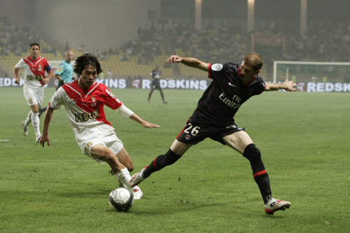 13일 (현지시각) 모나코 루이Ⅱ세 경기장에서 열린 2008-2009 프랑스 정규리그 5라운드 홈 경기 AS모나코 대 생제르맹전에서 AS모나코의 박주영이 생제르맹의 잘레와 골다툼을 하고 있다. 