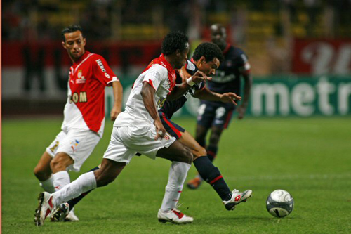 13일 (현지시각) 모나코 루이Ⅱ세 경기장에서 열린 2008-2009 프랑스 정규리그 5라운드 홈 경기 AS모나코 대 생제르맹전에서 AS모나코의 고소와 생제르맹의 케아라가 공을 따라 가고 있다. 