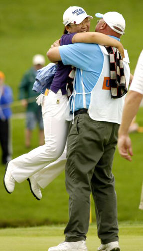 14일(한국시간) 미국 아칸소주 로저스의  피너클골프장에서 열린 LPGA 투어 P&G뷰티 NW아칸소챔피언십 마지막 날 경기에서 우승을 차지한 신지애가 캐디 딘 허든과 감격의 포옹을 나누고 있다. 