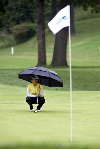 14일(한국시간) 미국 아칸소주 로저스의  피너클골프장에서 열린 LPGA 투어 P&G뷰티 NW아칸소챔피언십 마지막 날 경기에서 김나리가 우산을 들고 퍼팅 라인을 읽고 있다.
 