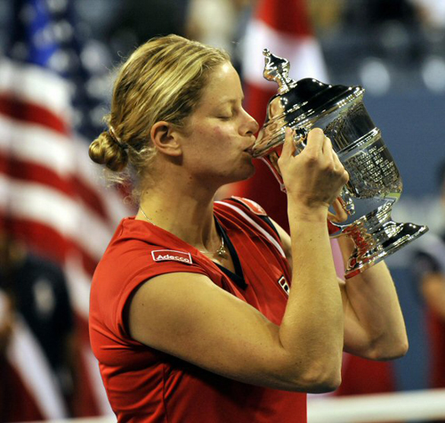 14일(한국시간) 미국 뉴욕 빌리진 킹 내셔널 테니스센터에서 열린 시즌 마지막 메이저대회 US오픈 여자단식 우승자 킴 클리스터스가 우승 트로피에 입맞춤을 하고 있다. 