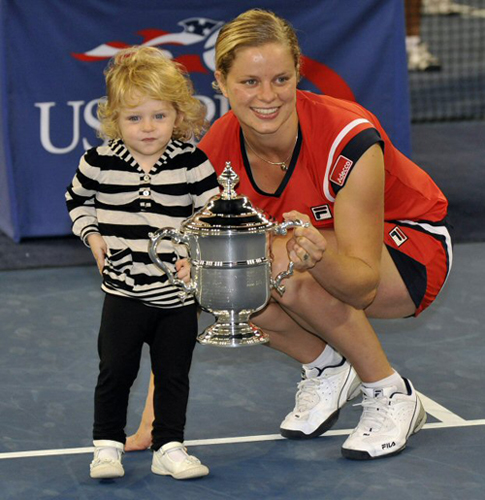 14일(한국시간) 미국 뉴욕 빌리진 킹 내셔널 테니스센터에서 열린 시즌 마지막 메이저대회 US오픈 여자단식 우승자 킴 클리스터스가 자신의 딸과 기쁨을 나누고 있다. 