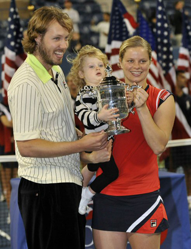 14일(한국시간) 미국 뉴욕 빌리진 킹 내셔널 테니스센터에서 열린 시즌 마지막 메이저대회 US오픈 여자단식 우승자 킴 클리스터스가 자신의 가족과 함께 포즈를 취하고 있다. 