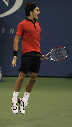 14일(한국시간) 미국 뉴욕 빌리진 킹 내셔널 테니스센터에서 열린 대회 14일째 남자단식 4강전에서 로저 페더러가 결승 진출 확정 후 기뻐하고 있다. 
