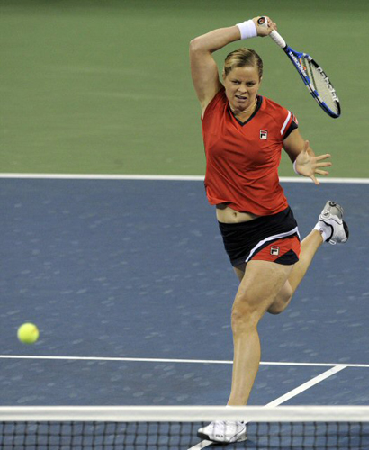 14일(한국시간) 미국 뉴욕 빌리진 킹 내셔널 테니스센터에서 열린 시즌 마지막 메이저대회 US오픈 여자단식 결승에서 킴 클리스터스가 서브를 하고 있다. 