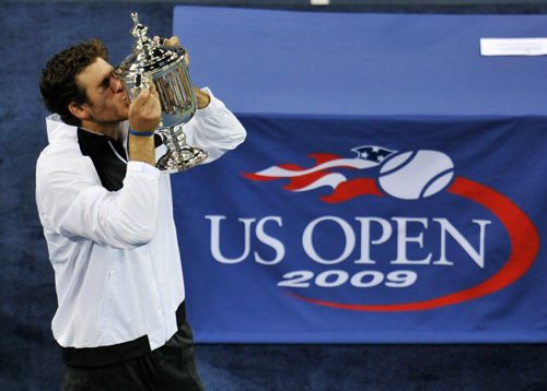 14일(현지 시간) US 오픈 테니스 선수권대회 남자 단식 결승전에서 로저 페더러를 꺾고 우승을 차지한 델 포트로가 우승 트로피에 입맞춤을 하고 있다. 