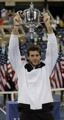 14일(현지 시간) US 오픈 테니스 선수권대회 남자 단식 결승전에서 로저 페더러를 꺾고 우승을 차지한 델 포트로가 우승컵을 들어 올리고 있다. 