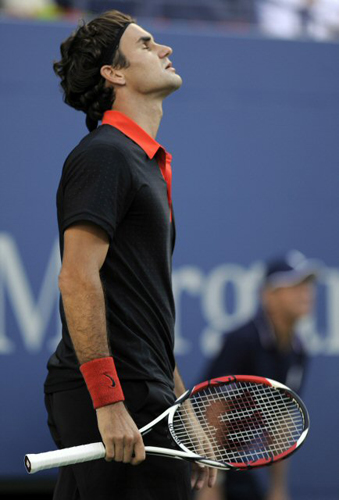 14일(현지 시간) US 오픈 테니스 선수권대회 남자 단식 결승에서 로저 페더러가 경기 중 생각에 잠겼다. 