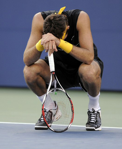 14일(현지 시간) US 오픈 테니스 선수권대회 남자 단식 결승에서 델 포트로가 잠시 휴식을 취하고 있다. 