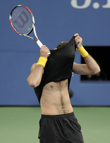 14일(현지 시간) US 오픈 테니스 선수권대회 남자 단식 결승에서 로저 페더러와 대결 중인 델 포트로가 자신의 옷으로 땀을 닦고 있다. 