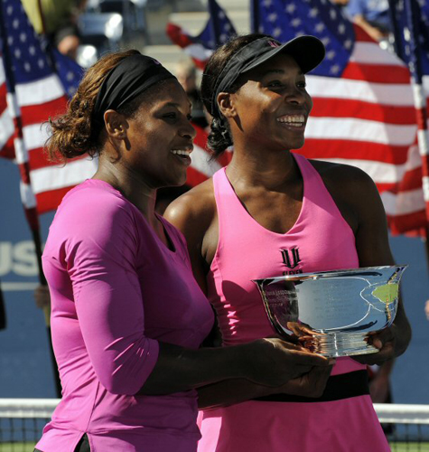 14일(현지 시간) US 오픈 테니스 선수권대회 여자 복식 결승전에서 우승한 서리나 윌리암스와 비너스 윌리암스 자매가 트로피를 받고 기뻐하고 있다. 