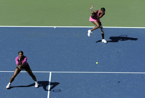 14일(현지 시간) US 오픈 테니스 선수권대회 여자 복식 결승전에서 서리나 윌리암스와 비너스 윌리암스 자매가 상대편의 서브를 받고 있다. 