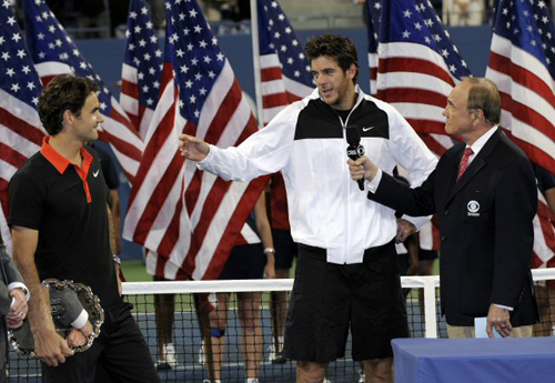 14일(현지 시간) US 오픈 테니스 선수권대회 남자 단식 결승전에서 로저 페더러를 꺾고 우승을 차지한 델 포트로와 로저 페더러가 인터뷰를 하고 있다. 