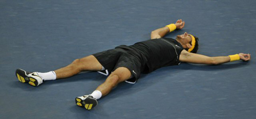 14일(현지 시간) US 오픈 테니스 선수권대회 남자 단식 결승전에서 로저 페더러를 꺾고 우승을 차지한 델 포트로가 코트 위에 누워 환호하고 있다. 