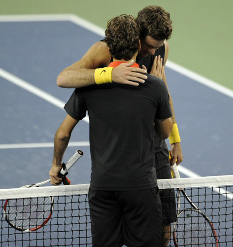14일(현지 시간) US 오픈 테니스 선수권대회 남자 단식 결승전에서 우승을 차지한 델 포트로와 로저 페더러가 포옹을 하고 있다. 