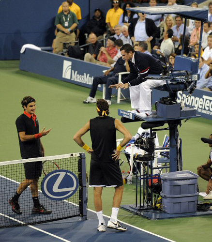 14일(현지 시간) US 오픈 테니스 선수권대회 남자 단식 결승전 경기 중 로저 패더러와 텔 포트로가 심판과 이야기를 나누고 있다. 