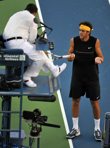 14일(현지 시간) US 오픈 테니스 선수권대회 남자 단식 결승에서 델 포트로가 심판에게 항의를 하고 있다. 