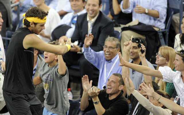 14일(현지 시간) US 오픈 테니스 선수권대회 남자 단식 결승전에서 델 포트로가 선취점을 낸 후 팬들과 하이파이브를 하고 있다. 