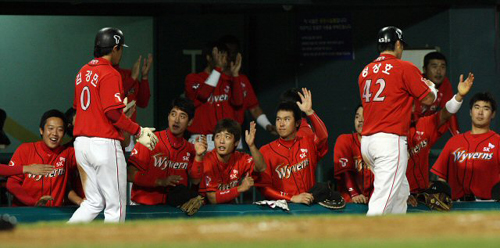 15일 오후 서울 잠실경기장에서 열린 2009 프로야구 LG와 SK의 경기 2회초 1사 주자 1,3루 상황에서 SK 박재홍의 역전 2점 적시타로 홈을 밟은 주자들이 동료들의 축하를 받고 있다. 
