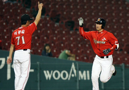 15일 오후 서울 잠실경기장에서 열린 2009 프로야구 LG와 SK의 경기 3회초 무사 상황에서 타석에 들어선 SK 최정이 솔로홈런을 친 후 그라운드를 돌고 있다. 